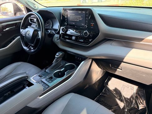 Used 2020 Toyota Highlander Limited FWD image 13
