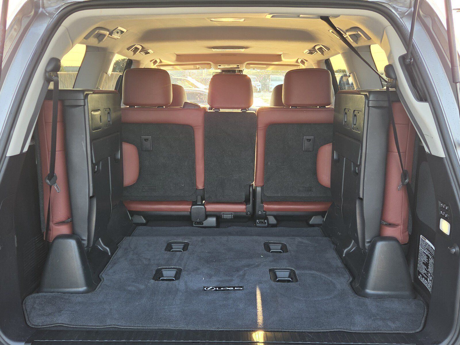 Used 2021 Lexus LX 570 4WD w/ Luxury Package image 15