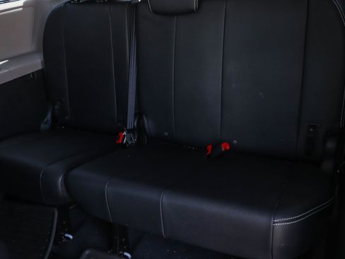 Used 2020 Toyota Sienna SE w/ Nightshade Edition FWD image 18
