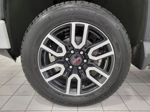 Used 2020 GMC Sierra 1500 AT4 w/ AT4 Premium Package AWD/4WD image 4