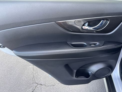 Used 2018 Nissan Rogue SV image 17