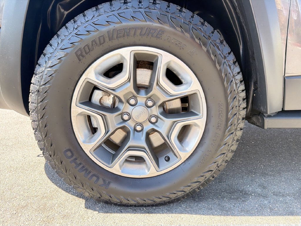 Certified 2019 Jeep Cherokee Trailhawk AWD/4WD image 20
