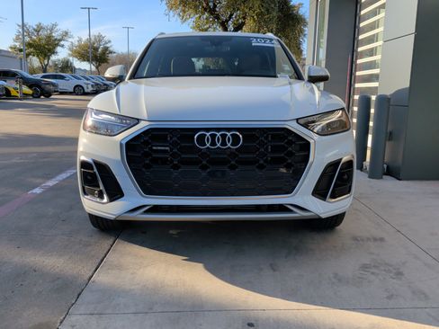 Used 2024 Audi Q5 e Premium Plus w/ Premium Plus Package image 3