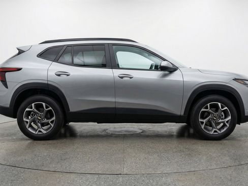 Used 2025 Chevrolet Trax LT w/ LT Convenience Package image 11