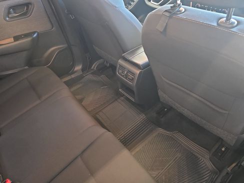 Used 2023 Nissan Rogue S FWD image 11