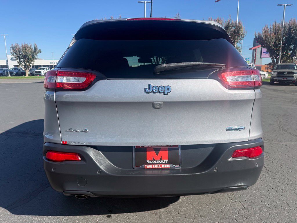 Used 2018 Jeep Cherokee Latitude w/ Safety Group AWD/4WD image 5