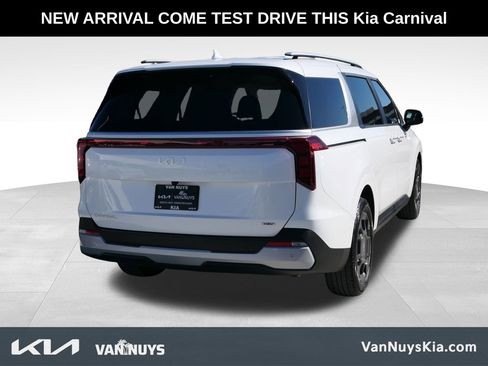 Used 2026 Kia Carnival EX image 3