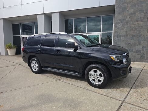 Used 2019 Toyota Sequoia SR5 w/ Premium Package image 2