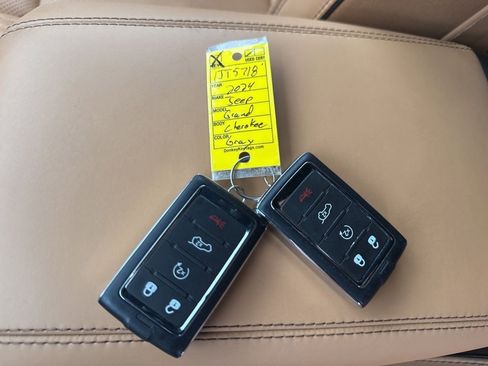 Used 2024 Jeep Grand Cherokee Summit AWD/4WD image 34