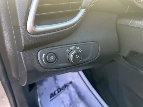 Used 2022 Chevrolet Trax LT w/ LT Convenience Package image 14