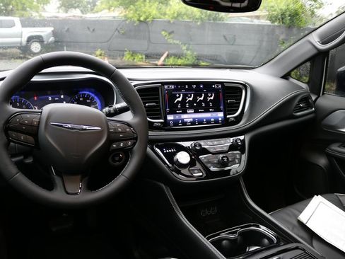 Used 2025 Chrysler Pacifica Limited image 14