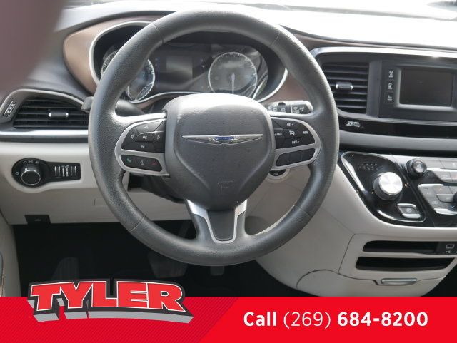 Used 2017 Chrysler Pacifica LX FWD image 38