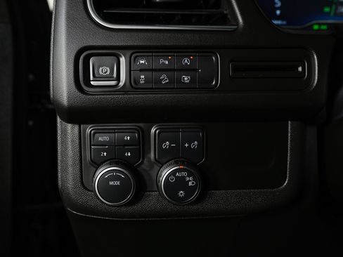Used 2024 Chevrolet Tahoe Z71 w/ Luxury Package AWD/4WD image 18