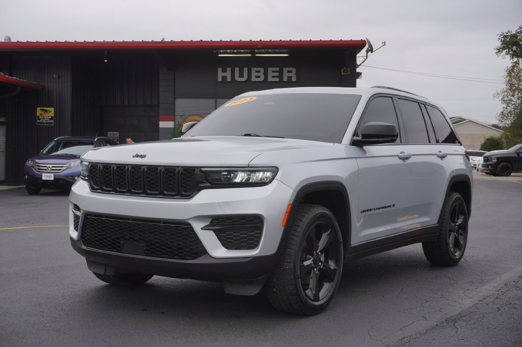 Used 2023 Jeep Grand Cherokee Altitude AWD/4WD image 3