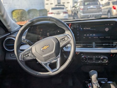 Certified 2025 Chevrolet Trax LT w/ LT Convenience Package image 18