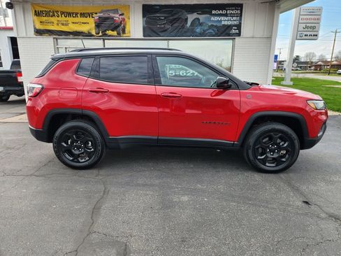 Used 2023 Jeep Compass Trailhawk w/ Trailhawk Convenience Group AWD/4WD image 2