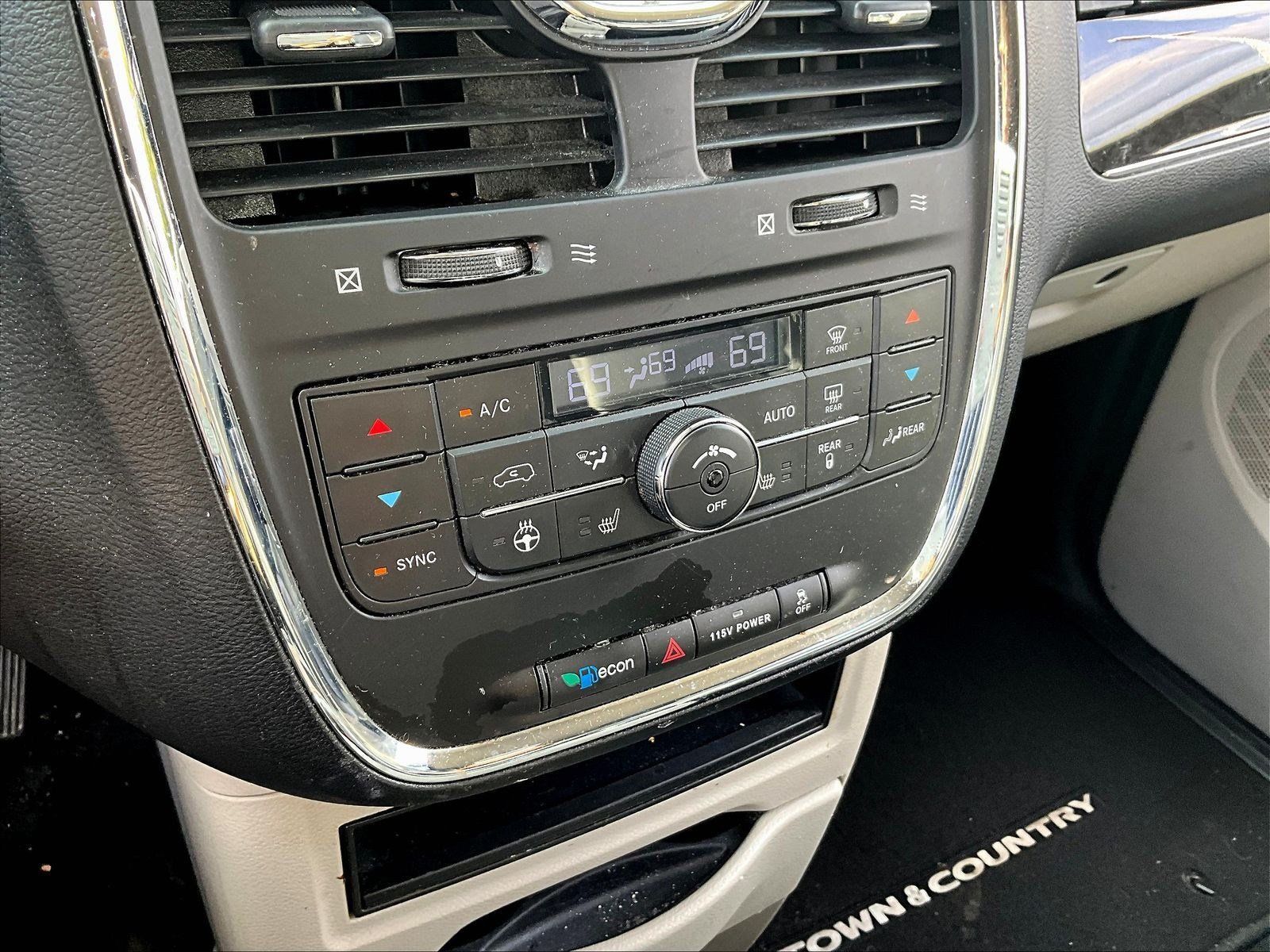 Used 2015 Chrysler Town & Country Touring-L w/ Driver Convenience Group FWD image 15