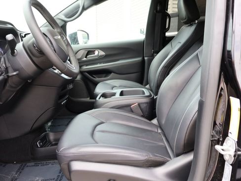 Used 2025 Chrysler Pacifica Select FWD image 22