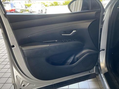 Used 2025 Hyundai Tucson SE FWD image 2