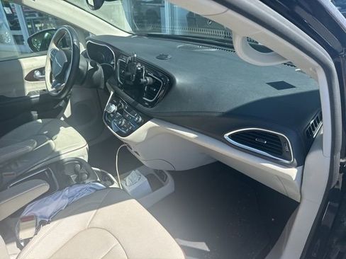 Used 2017 Chrysler Pacifica Limited w/ UConnect Theater Package FWD image 25