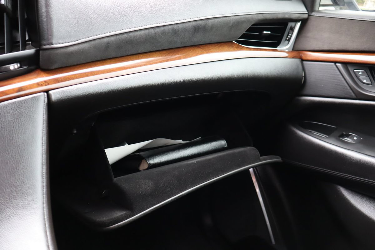 Used 2016 Cadillac Escalade Luxury AWD/4WD image 38