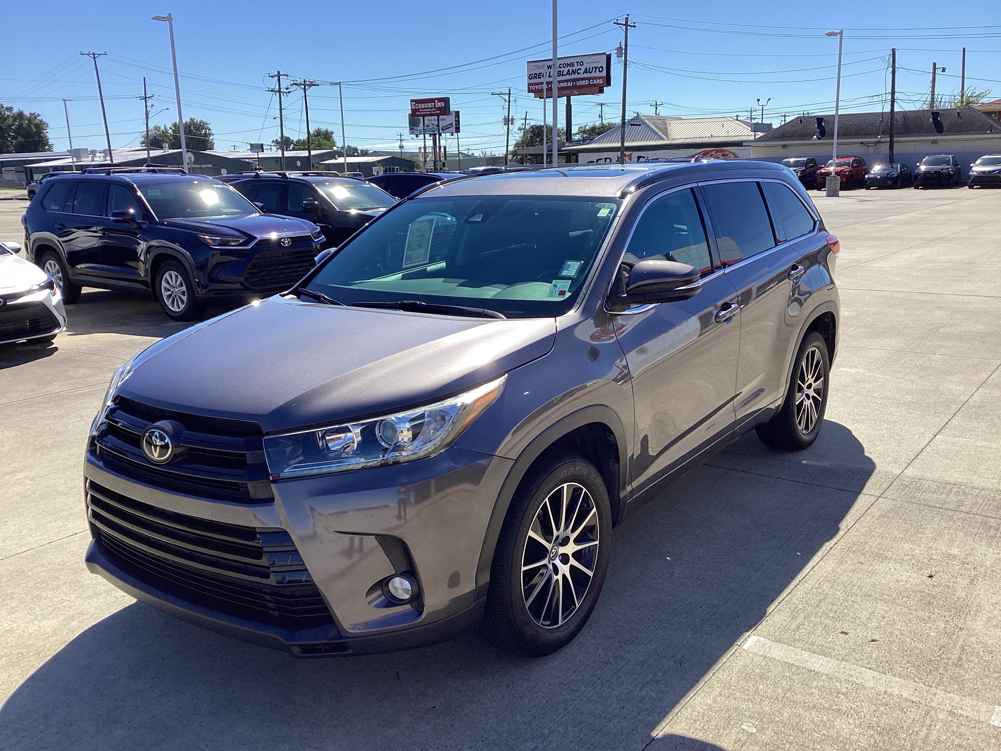Used 2017 Toyota Highlander SE FWD image 2