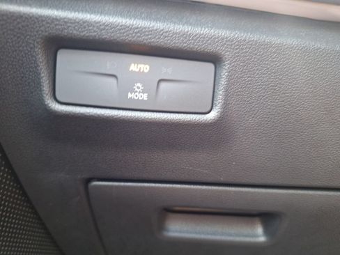Used 2026 Volkswagen Tiguan SE w/ Panoramic Sunroof Package FWD image 15