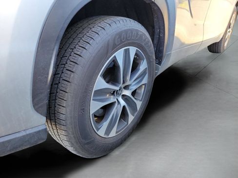 Used 2023 Toyota Highlander XLE image 16