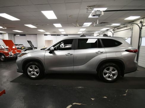 Used 2023 Toyota Highlander L FWD image 4