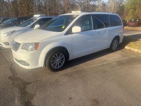Used 2019 Dodge Grand Caravan SXT image 4