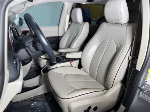 Used 2017 Chrysler Pacifica Limited w/ Advanced Safetytec Group FWD image 27