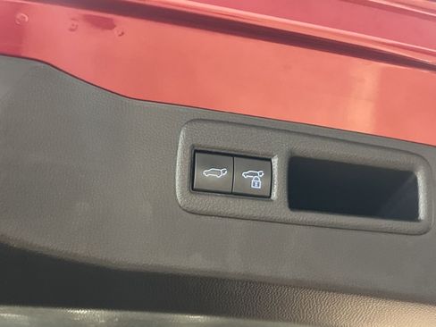 Used 2021 Toyota Venza LE w/ Carpet Mat Package (TMS) image 25