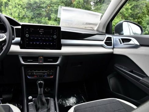 New 2025 Volkswagen Taos SE image 21