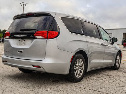 Used 2023 Chrysler Voyager LX FWD image 6