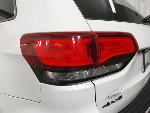 Used 2019 Jeep Grand Cherokee Laredo image 38