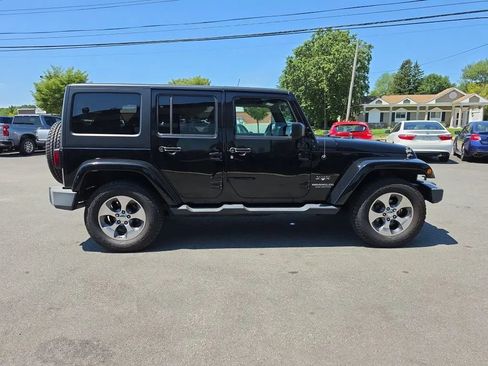 Used 2017 Jeep Wrangler Unlimited Sahara AWD/4WD image 8