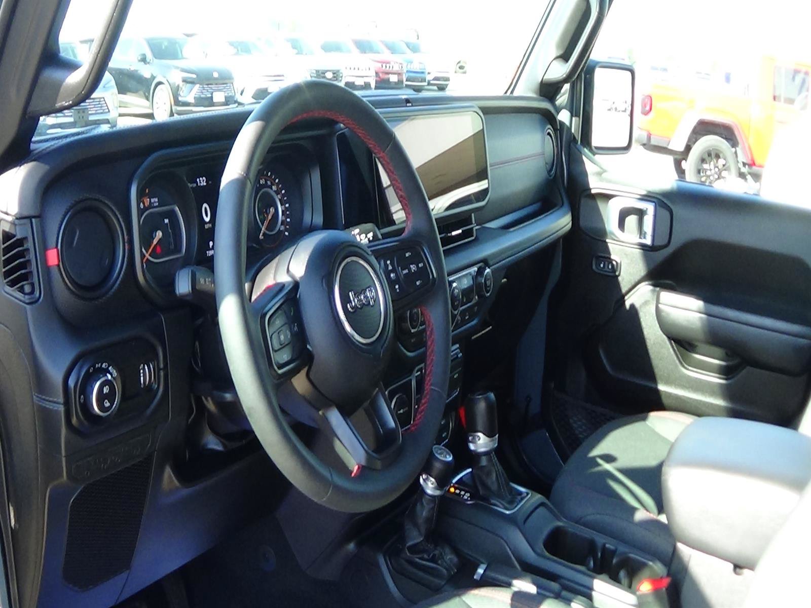 Used 2024 Jeep Gladiator Rubicon w/ Technology Group AWD/4WD image 15