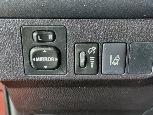 Used 2018 Toyota RAV4 LE FWD image 9