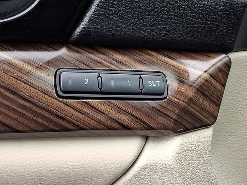 Used 2017 Nissan Maxima Platinum w/ Interior Lighting Package image 30