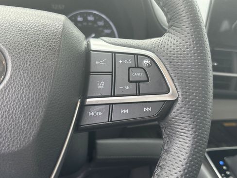 Used 2023 Toyota Sienna Limited image 19