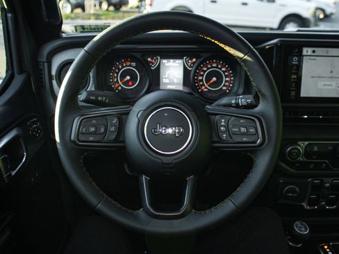 Used 2024 Jeep Gladiator Sport image 18