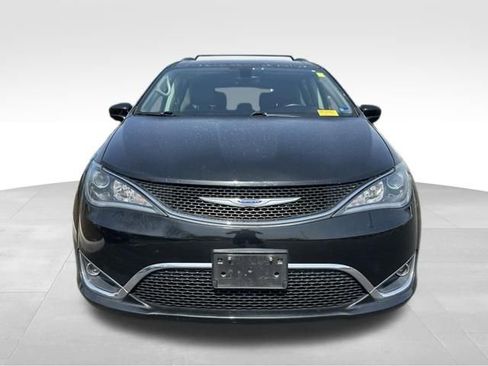 Used 2018 Chrysler Pacifica Touring-L Plus image 11