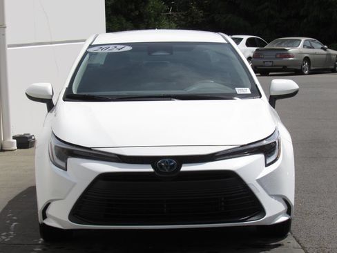 Certified 2024 Toyota Corolla LE FWD image 3