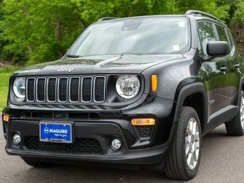 Used 2023 Jeep Renegade Latitude w/ Premium Group AWD/4WD image 2