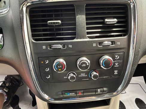 Used 2018 Dodge Grand Caravan SXT FWD image 23