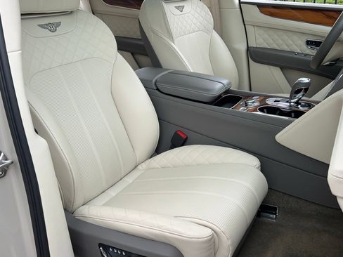 Used 2018 Bentley Bentayga AWD/4WD image 40