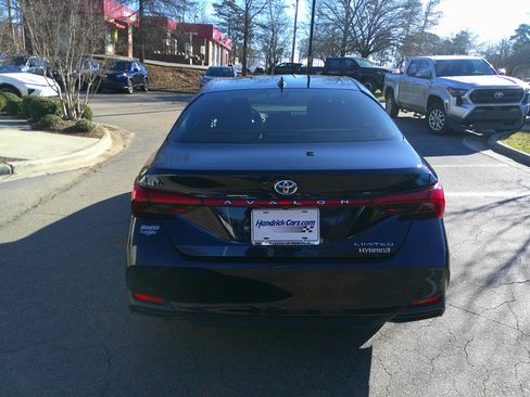 Used 2022 Toyota Avalon Limited image 10