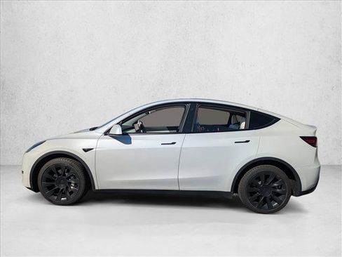Used 2022 Tesla Model Y Long Range image 8
