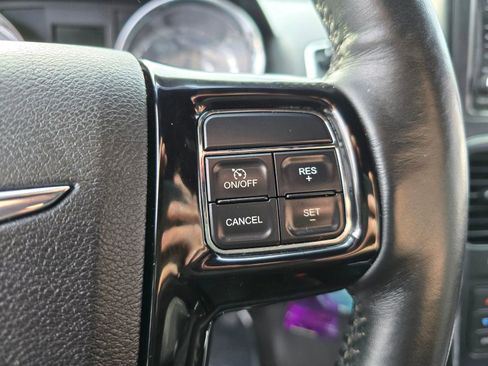 Used 2016 Chrysler Town & Country S w/ Driver Convenience Group image 29