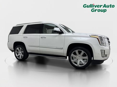 Used 2018 Cadillac Escalade Luxury RWD image 12